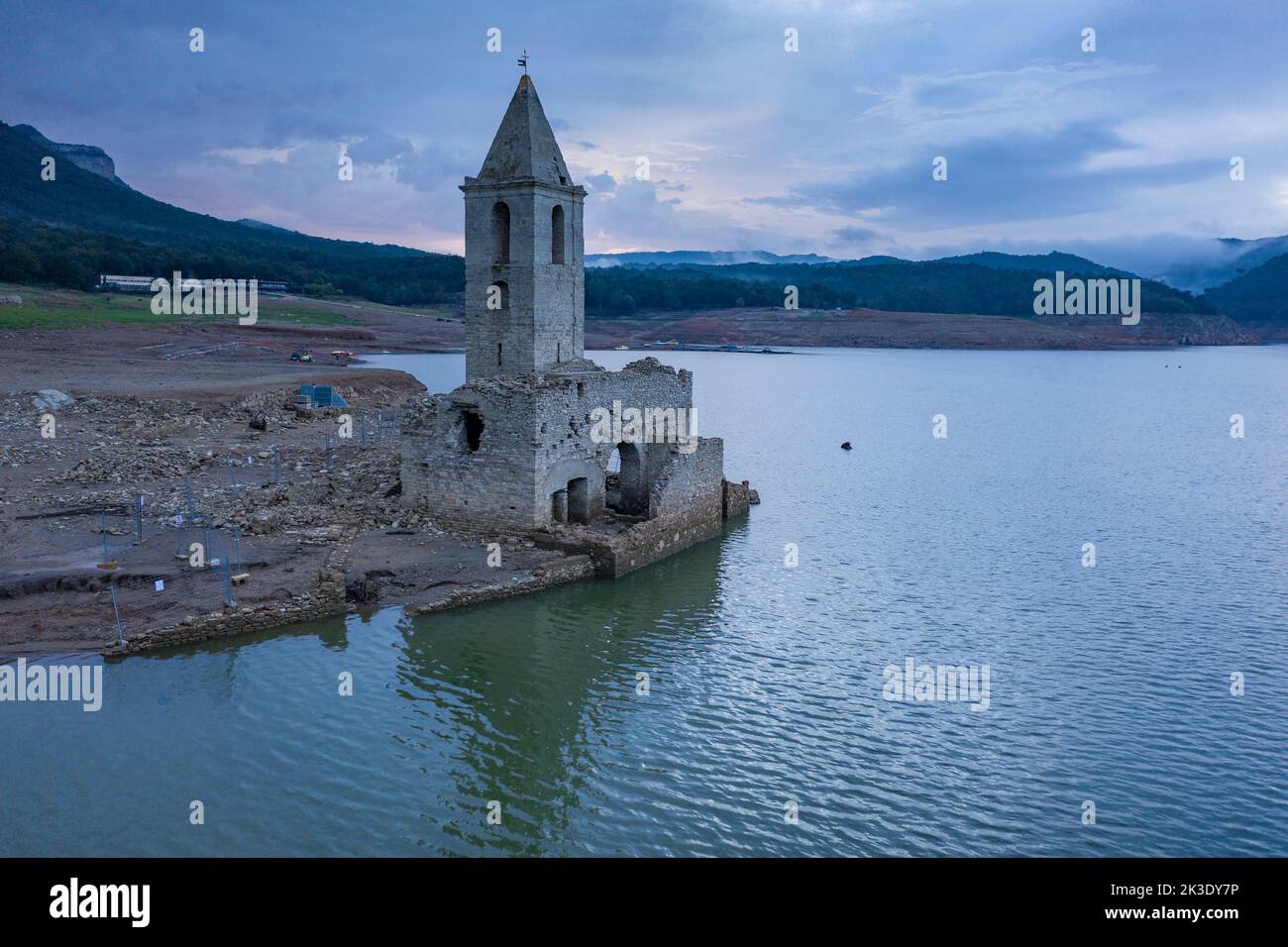 Glockenturm von Sau während der Dürre von 2022 vollständig ausgesetzt. Roter Sonnenaufgang im Sumpf (Osona, Barcelona, Katalonien, Spanien) ESP: Campanario de Sau Stockfoto