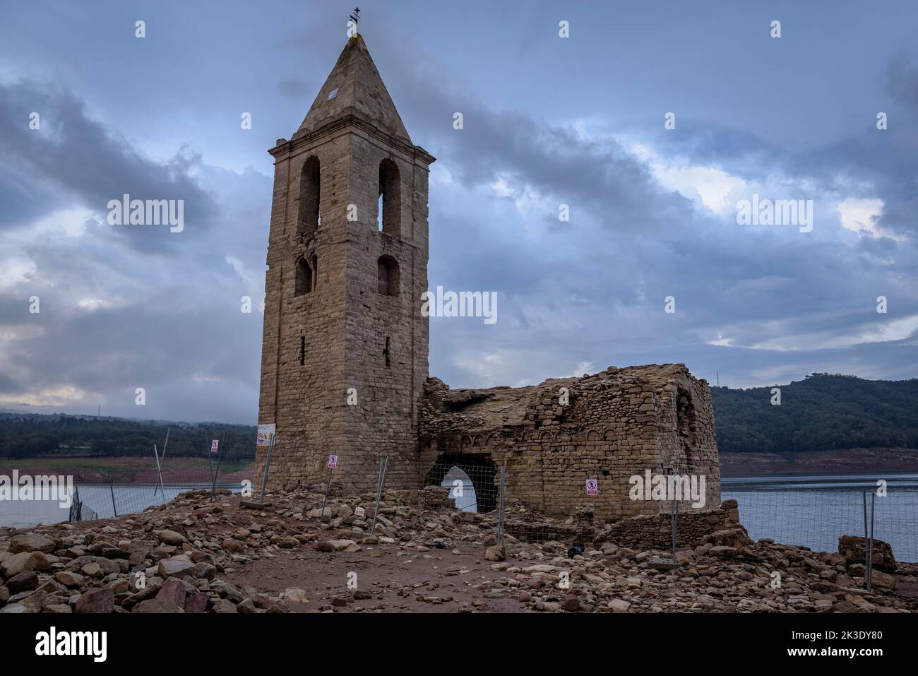 Glockenturm von Sau während der Dürre von 2022 vollständig ausgesetzt. Roter Sonnenaufgang im Sumpf (Osona, Barcelona, Katalonien, Spanien) ESP: Campanario de Sau Stockfoto