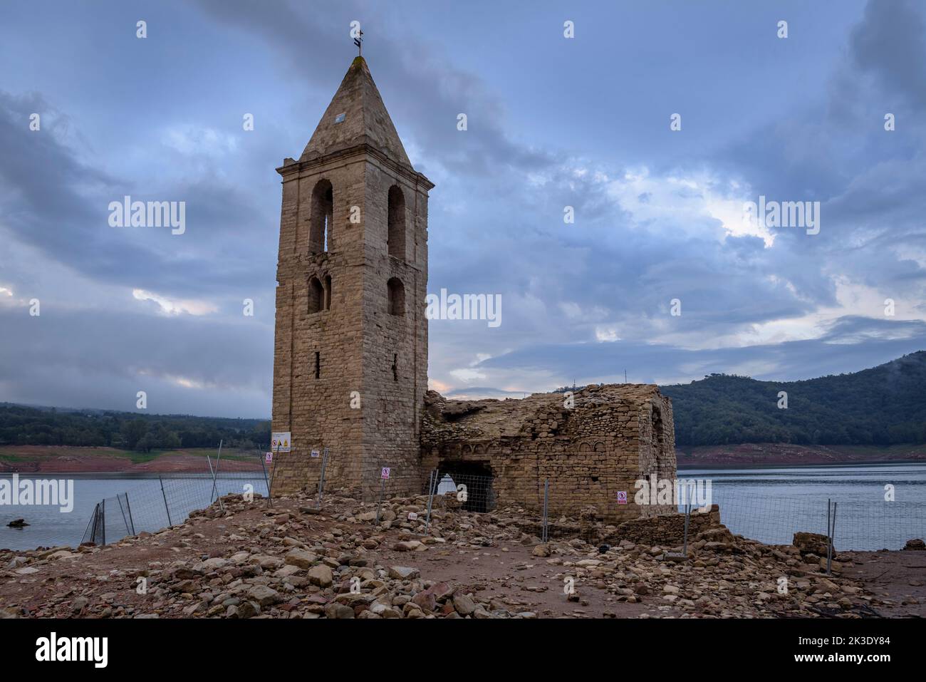Glockenturm von Sau während der Dürre von 2022 vollständig ausgesetzt. Roter Sonnenaufgang im Sumpf (Osona, Barcelona, Katalonien, Spanien) ESP: Campanario de Sau Stockfoto