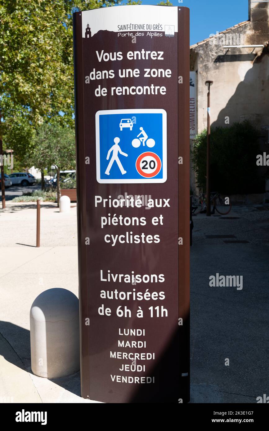 Schilder im französischen Dorf Saint-Étienne-du-Grès, Provence, um den Verkehr zu beruhigen und die Priorität von Fußgängern und Radfahrern zu unterstützen. Stockfoto