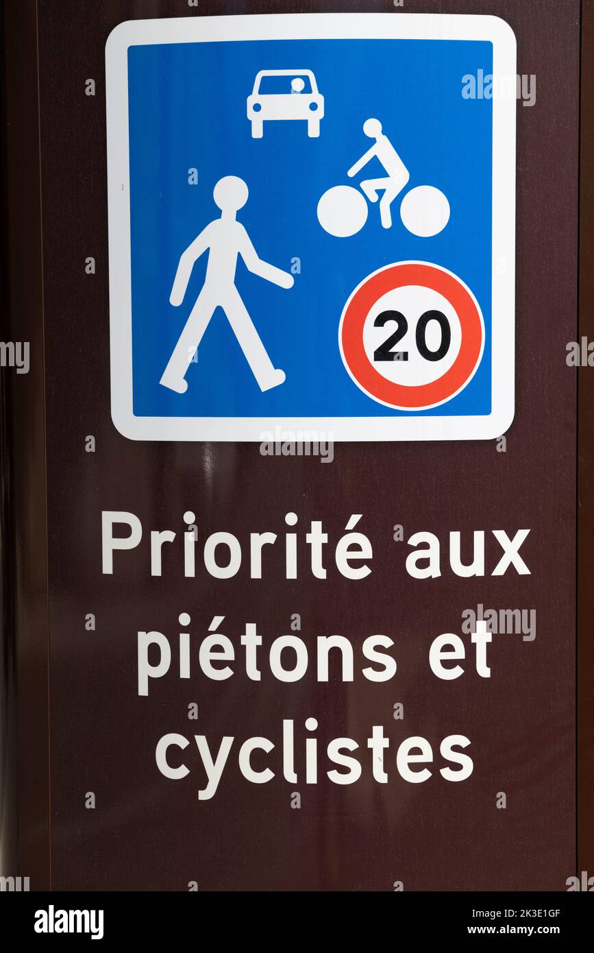 Schilder im französischen Dorf Saint-Étienne-du-Grès, Provence, um den Verkehr zu beruhigen und die Priorität von Fußgängern und Radfahrern zu unterstützen. Stockfoto