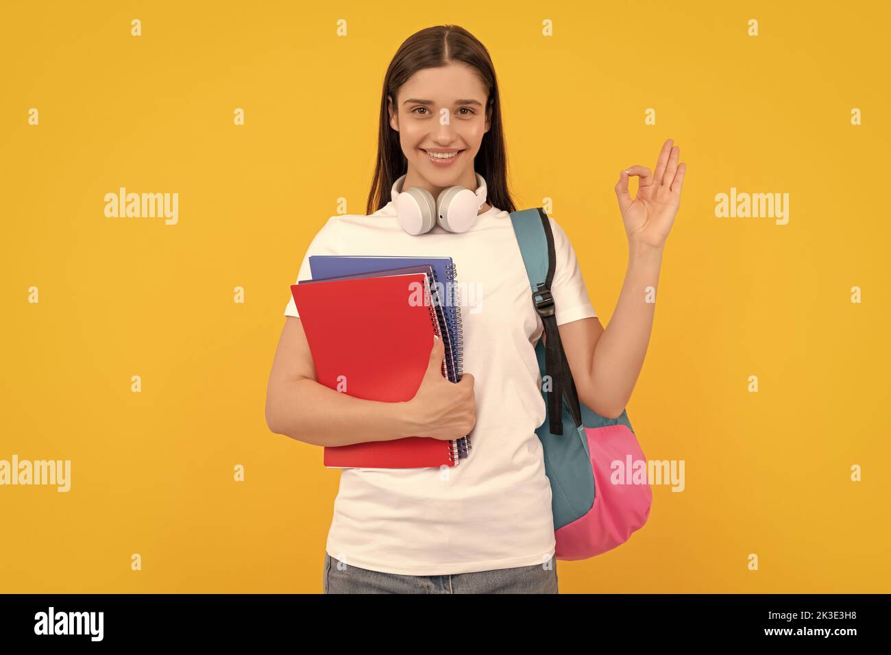 Zurück zur Schule. Modernes Bildungskonzept. ok Geste. Glücklicher Schüler halten Notebook. Stockfoto