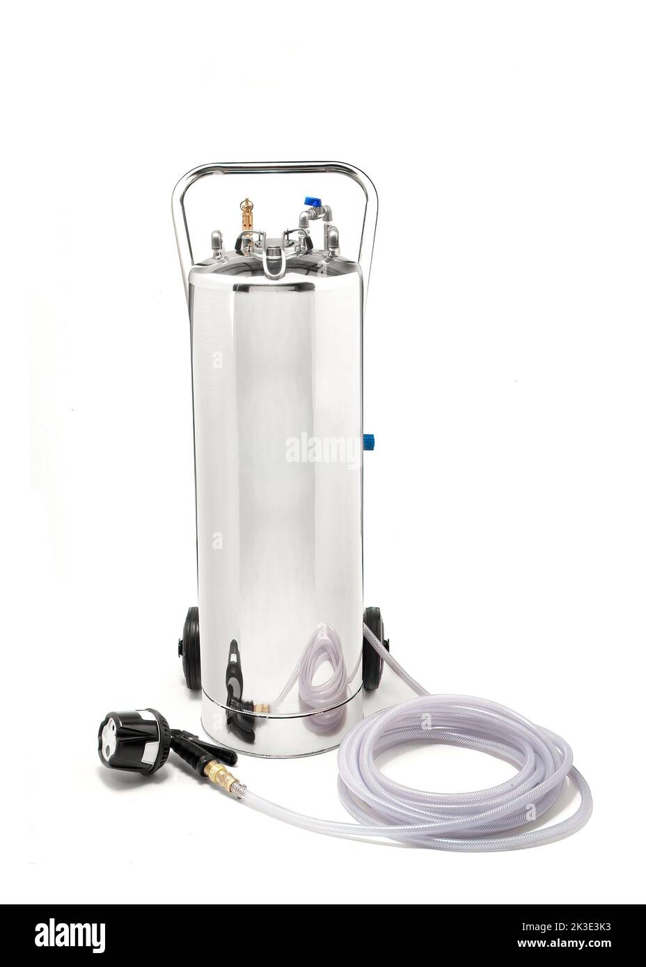 Verchromter industrieller Hochdruckreiniger isoliert auf Weiß. Stockfoto