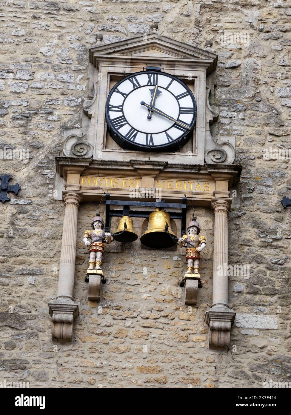 Eine Uhr auf dem Carfax Tower in Oxford, Oxfordshire, Großbritannien. Stockfoto