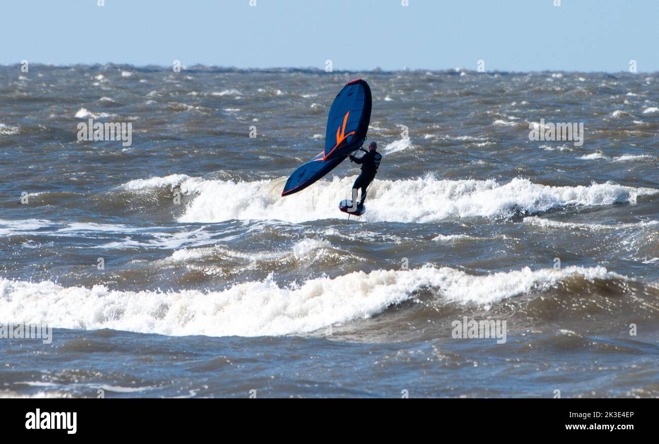 Morecambe, Lancashire, Großbritannien. 26. September 2022. Windsurfen an einem stürmischen, aber sonnigen Tag in Morecambe, Lancashire. Quelle: John Eveson/Alamy Live News Stockfoto