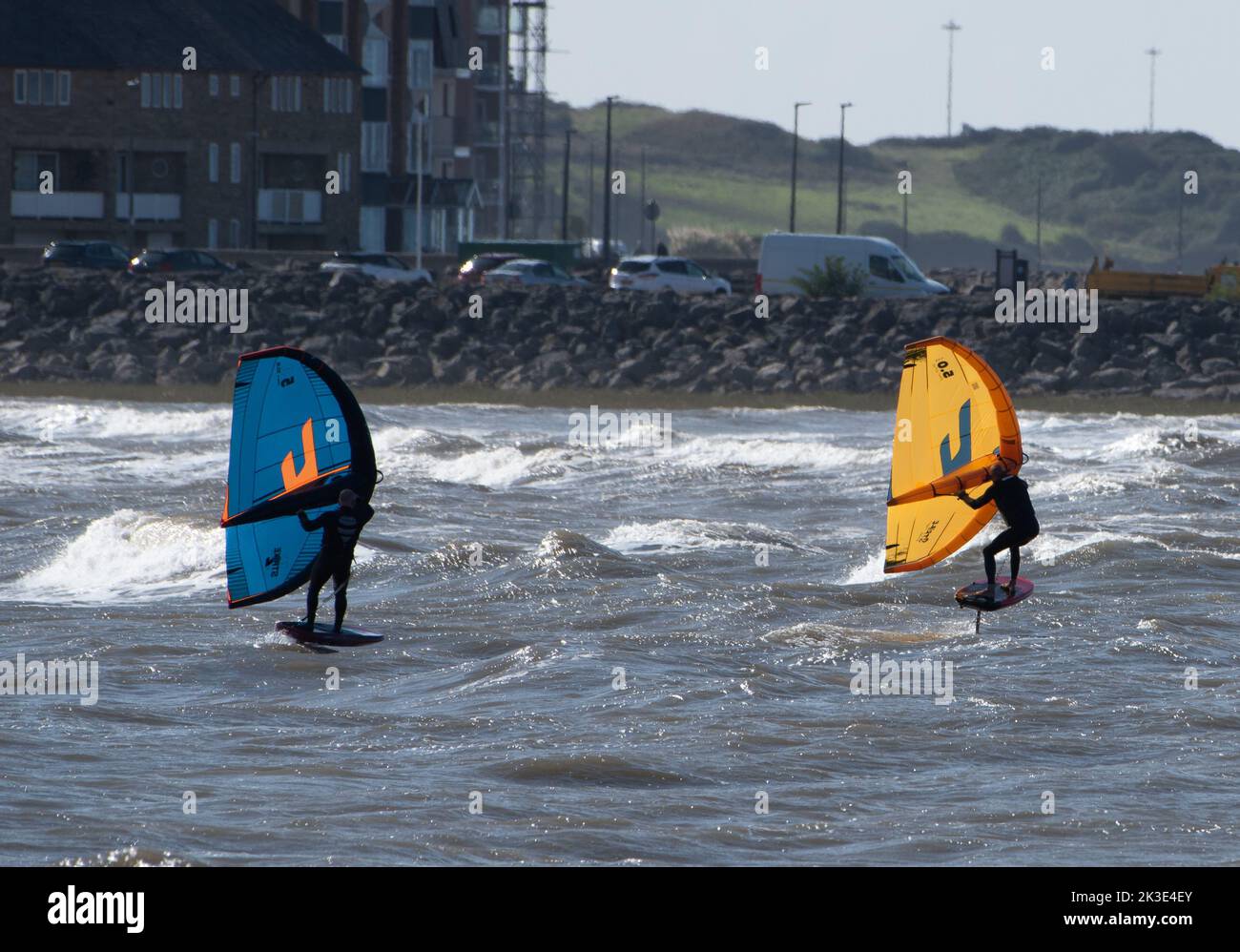 Morecambe, Lancashire, Großbritannien. 26. September 2022. Windsurfen an einem stürmischen, aber sonnigen Tag in Morecambe, Lancashire. Quelle: John Eveson/Alamy Live News Stockfoto