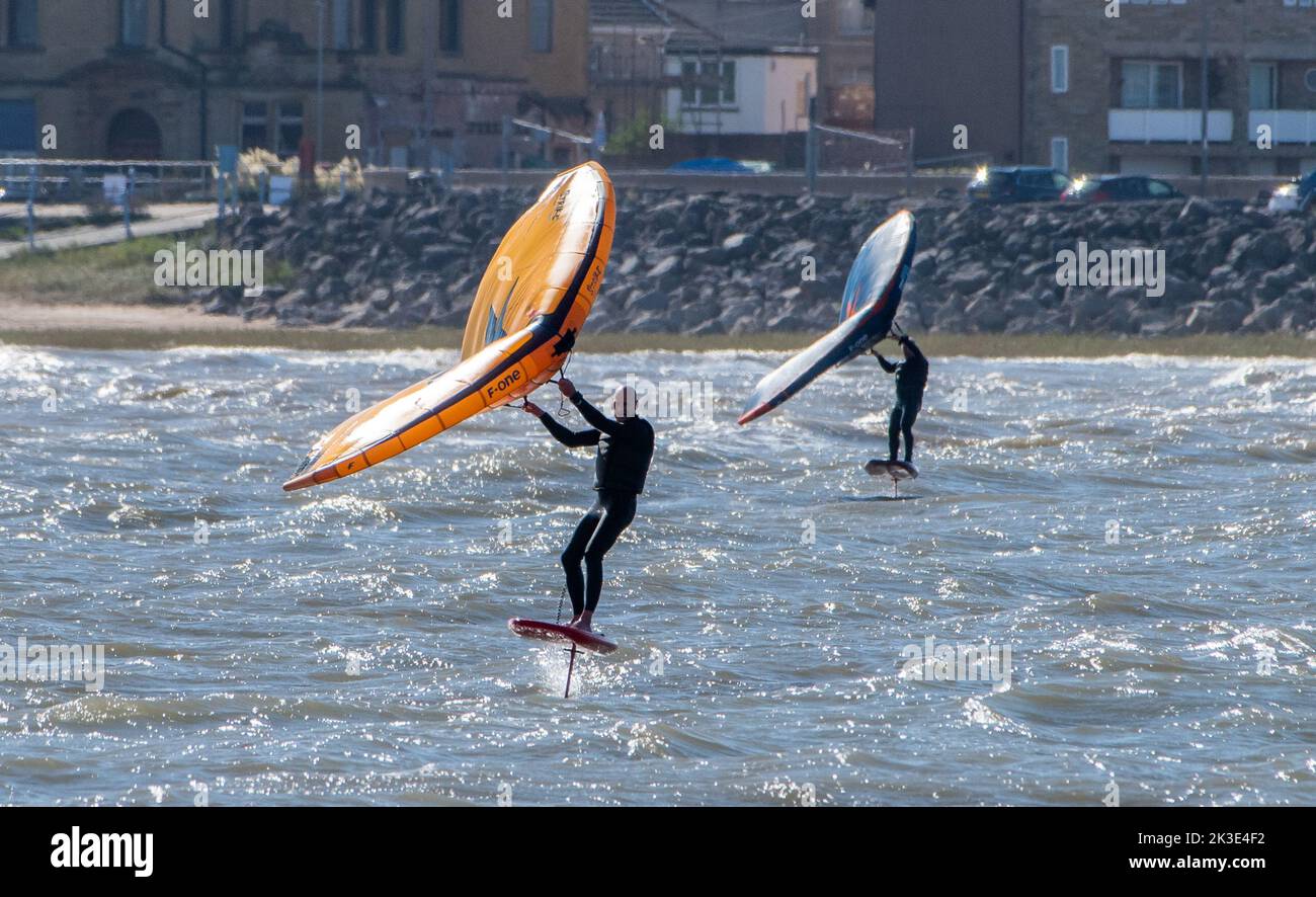 Morecambe, Lancashire, Großbritannien. 26. September 2022. Windsurfen an einem stürmischen, aber sonnigen Tag in Morecambe, Lancashire. Quelle: John Eveson/Alamy Live News Stockfoto