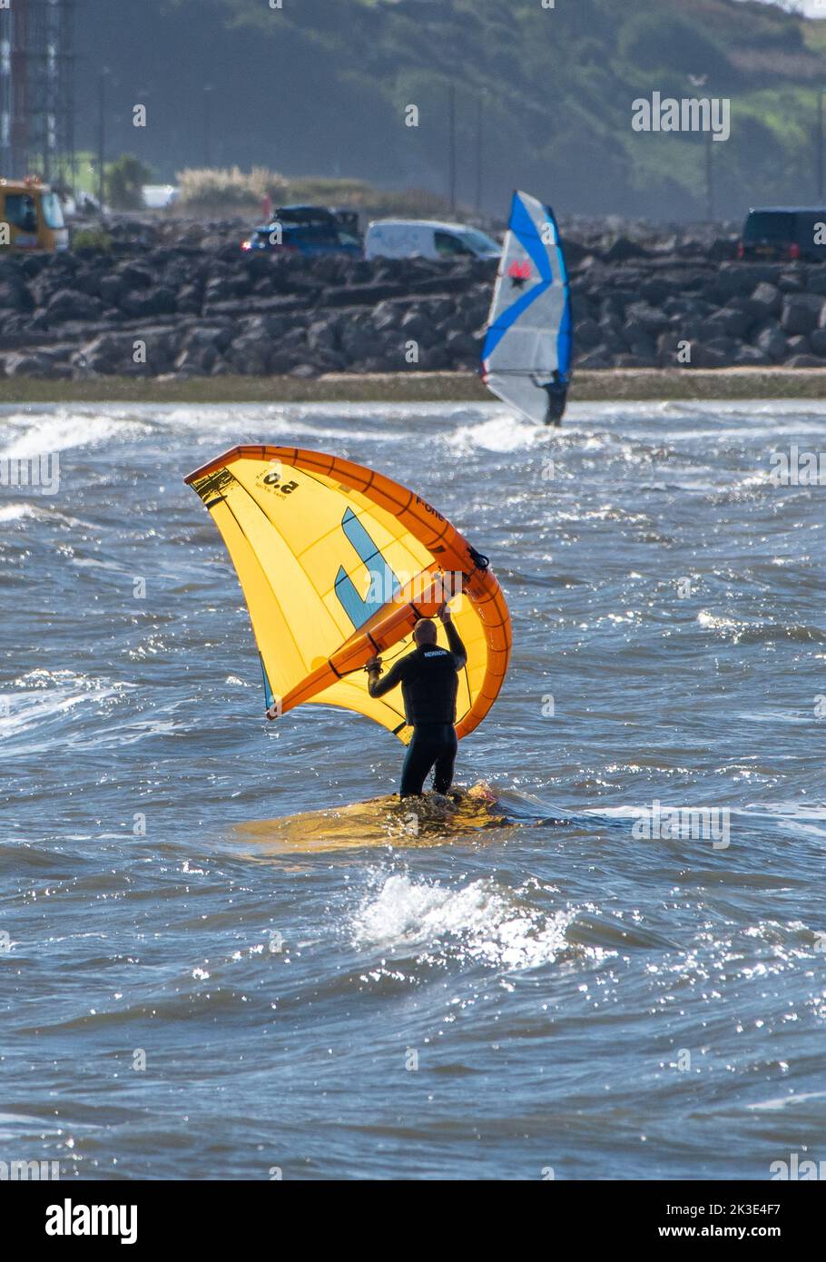 Morecambe, Lancashire, Großbritannien. 26. September 2022. Windsurfen an einem stürmischen, aber sonnigen Tag in Morecambe, Lancashire. Quelle: John Eveson/Alamy Live News Stockfoto