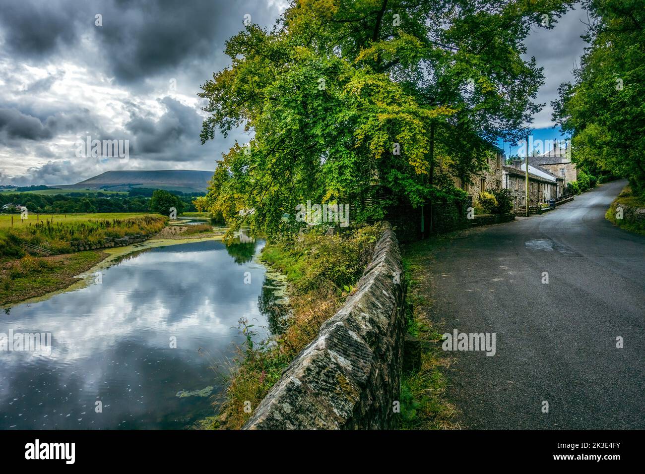 Blick auf Pendle Hill und das Dorf Sawley neben dem River Ribble im Ribble Valley, Lancashire, England Stockfoto