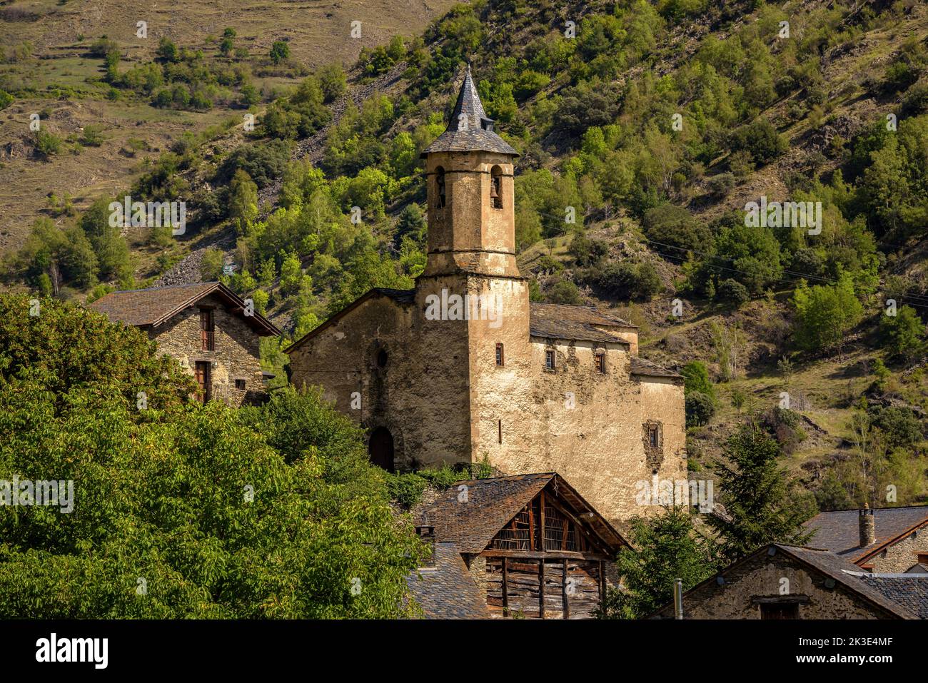 Kirche Sant Pere im Dorf Lladrós im Cardós-Tal (Pallars Sobirà, Lleida, Katalonien, Spanien, Pyrenäen) ESP: Iglesia de Sant Pere Stockfoto