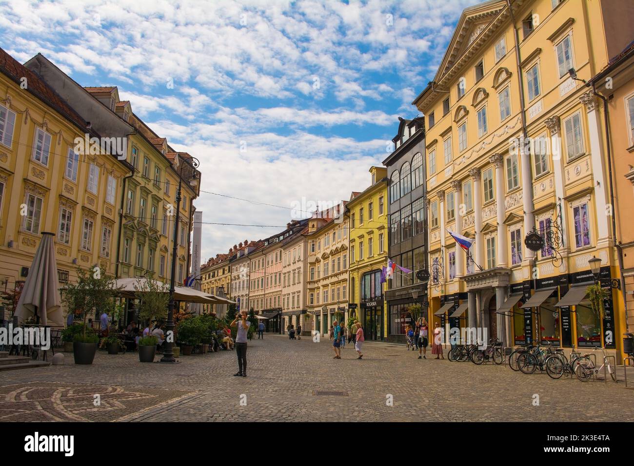 Ljubljana, Slowenien - September 4. 2022. Stadtplatz oder Mestni Trg, eine Fußgängerzone im Zentrum von Ljubljana, Slowenien, im Sommer Stockfoto