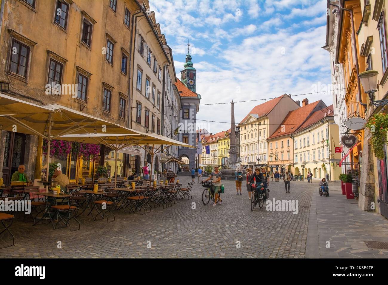 Ljubljana, Slowenien - September 4 2022. Ciril-Metodov Trg, eine Fußgängerzone im Zentrum von Ljubljana, Slowenien, im Sommer. Robba Fountain Center Stockfoto