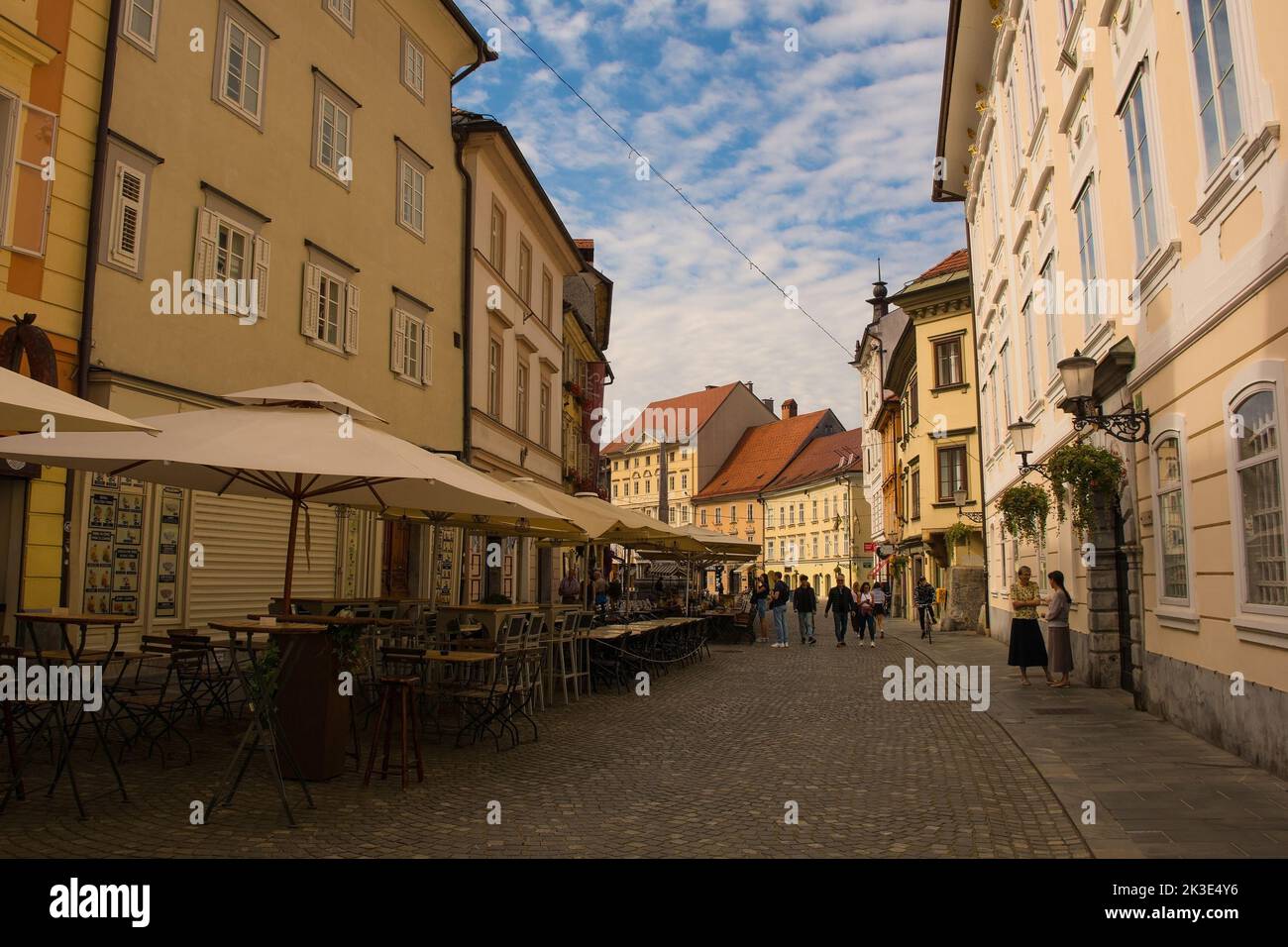 Ljubljana, Slowenien - September 4. 2022. Ciril-Metodov Trg, eine Fußgängerzone im Zentrum von Ljubljana, Slowenien, im Sommer Stockfoto