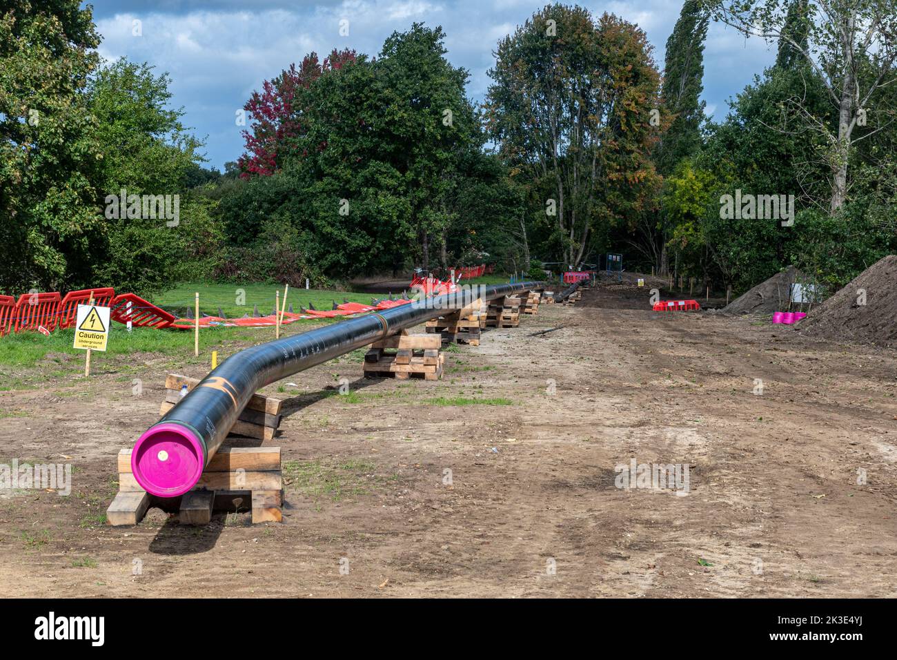 Pipeline-Projekt Esso Southampton nach London, Ersatzleitung für Flugzeugkraftstoff im Southwood Country Park, Farnborough, Hampshire England, Großbritannien 2022 Stockfoto