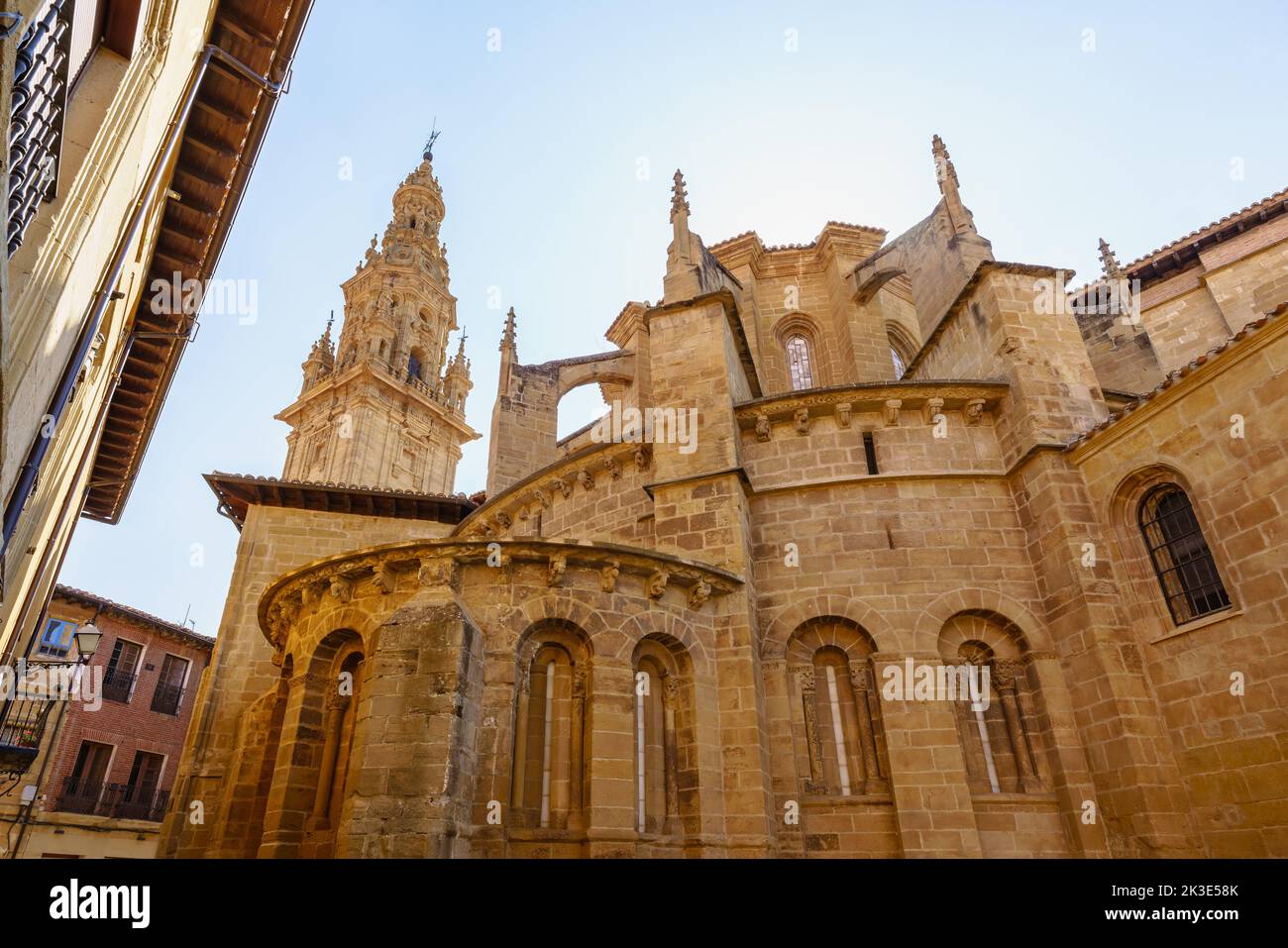 Rückansicht der romanischen Apsis der Kathedrale von Santo Domingo de la Calzada und des barocken Glockenturms Stockfoto