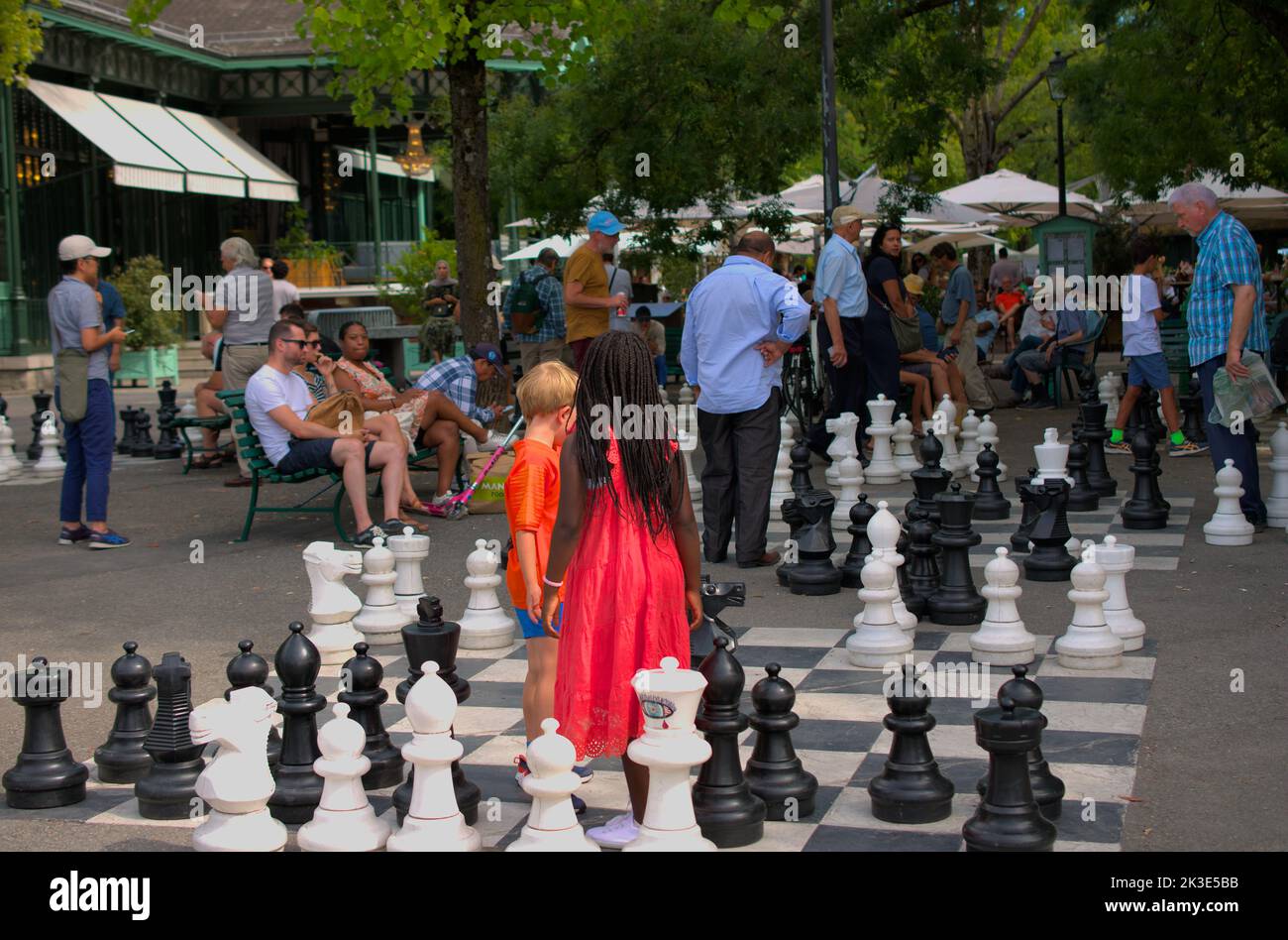 Kinder spielen Schach in einem belebten Park, Geneve, Schweiz Stockfoto