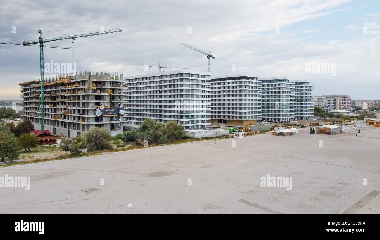 Mamaia Beach, Constanta, Rumänien - 17. September 2022: Drohnenansicht der im Bau befindlichen Hotelgebäude von der Bauträgerfirma AXXIS Nova Reso Stockfoto