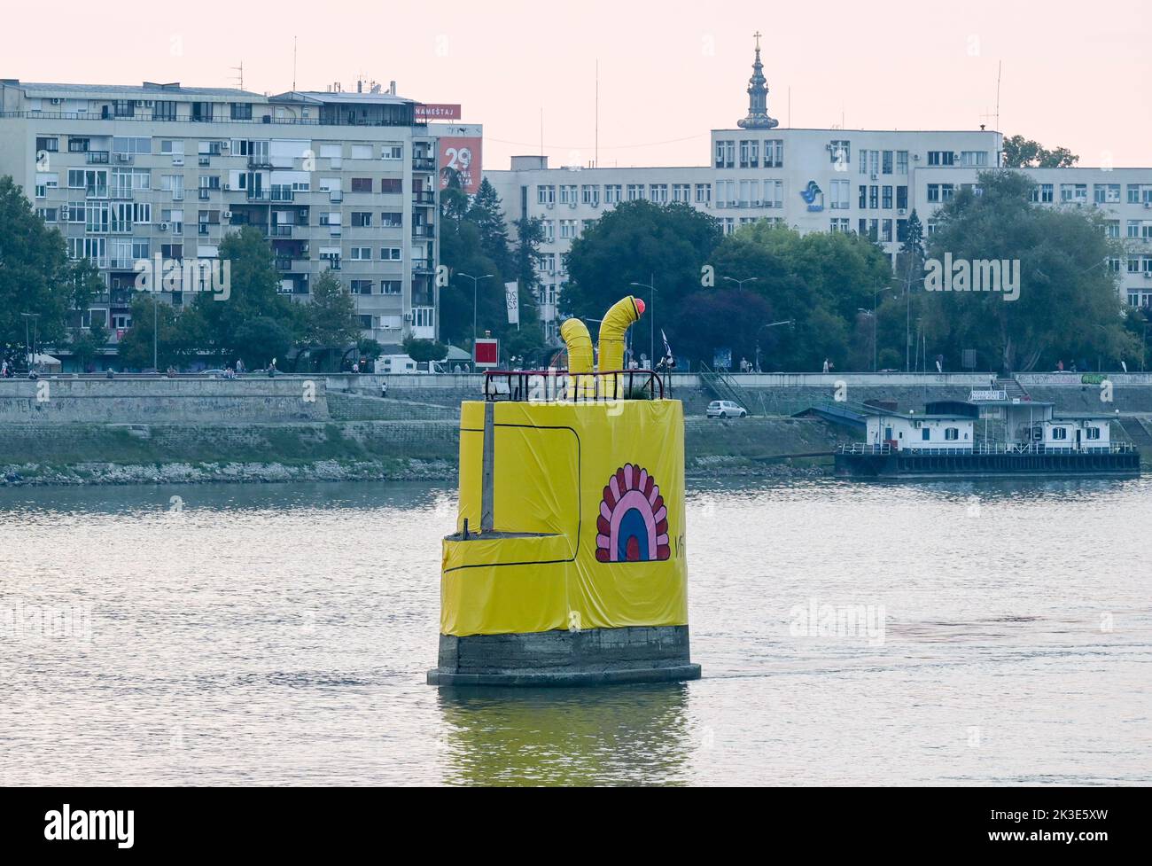 SERBIEN, Novi Sad, Donau, Kunstwerk während der europäischen Kulturhauptstadt 2022 / SERBIEN, Novisad, Brücke über die Donau, im zweiten Weltkrieg zerhörte Brücke, Kunstwerk Schornstein eines Flußschiffes auf altem Brückenpfeiler im Rahmen der Kulturhauptstadt 2022 Stockfoto