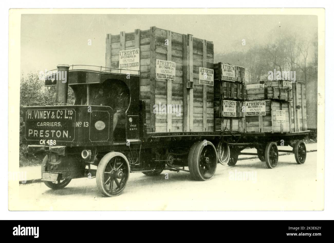 Originalpostkarte aus dem frühen 20. Jahrhundert von Leyland Dampfwagen, Anhänger, Viney-Spediteuren, Preston. Der LKW transportiert Güter für Atherton Brothers Ltd. (Loom Makers and Textile Machines) von Preston & Enfield. Preston-Platte.. Kraftfahrzeugführer Preston, Lancashire, England, Großbritannien Stockfoto