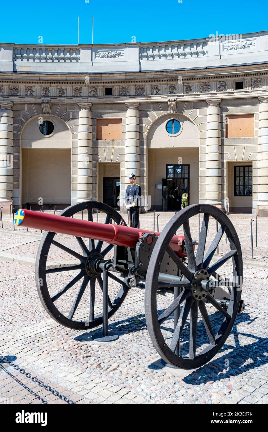 STOCKHOLM, SCHWEDEN - 31. JULI 2022: Wache am königlichen Palast im stadtteil gamla Stan. Stockfoto