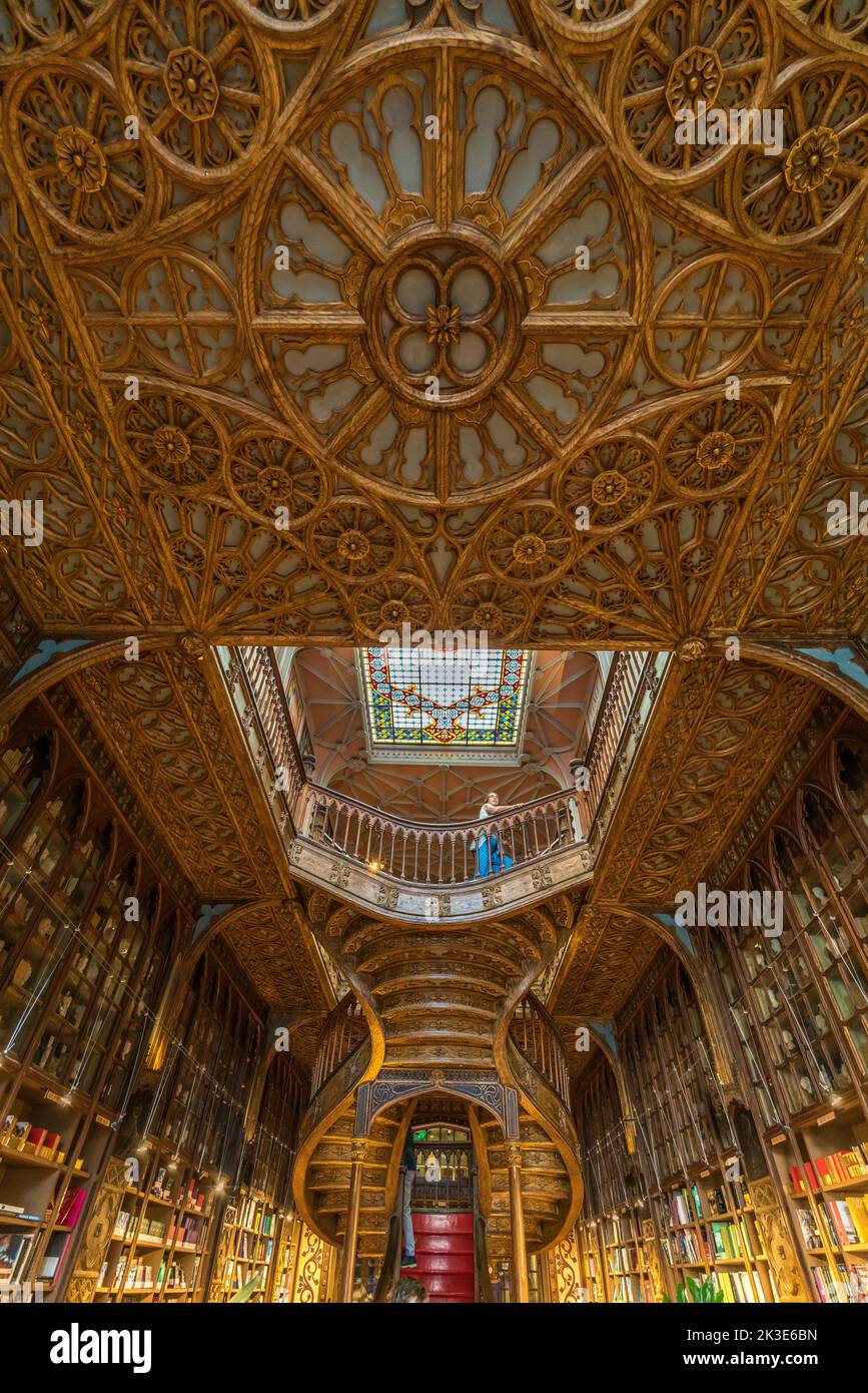 Porto, Portugal - 23. September 2022: Decke und Treppe der Buchhandlung Livraria Lello, berühmt für Harry Potter. Neogotik und Jugendstil von Archite Stockfoto