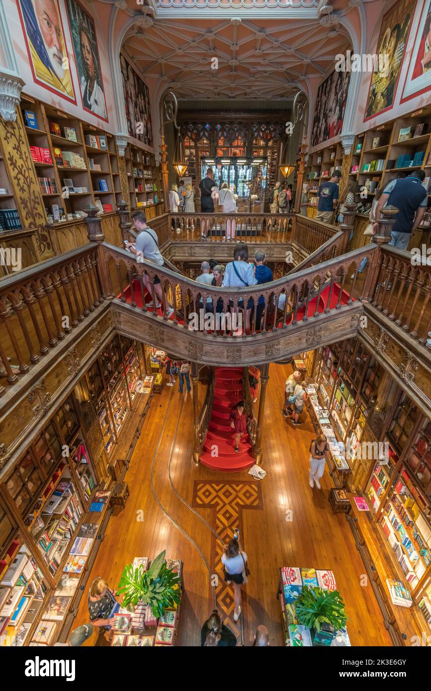 Porto, Portugal - 23. September 2022: Livraria Lello Buchhandlung berühmt für Harry Potter. Neogotik und Jugendstil vom Architekten Francisco Xavier Esteve Stockfoto