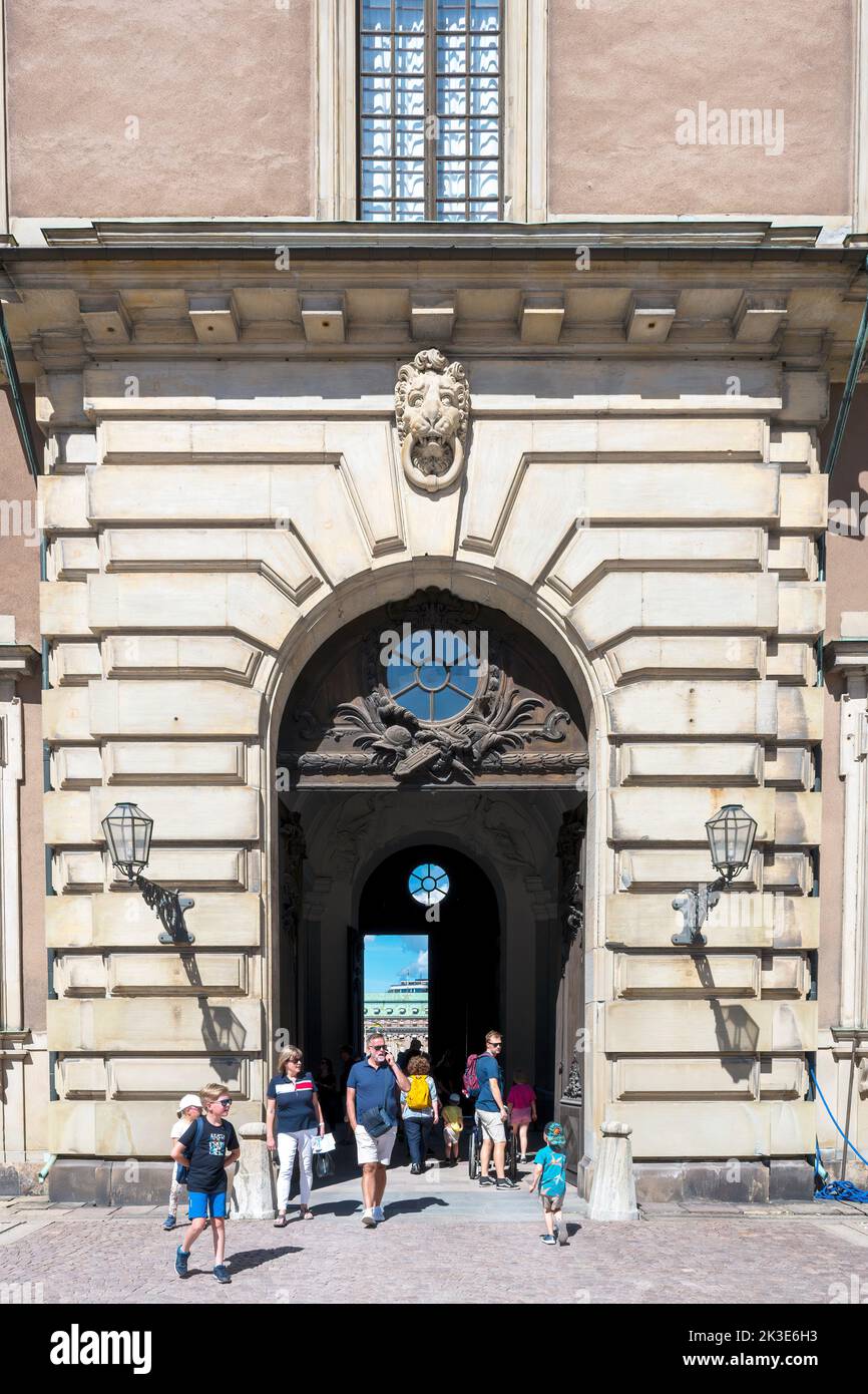 STOCKHOLM, SCHWEDEN - 31. JULI 2022: Hofausgang am königlichen Palast im stadtteil gamla Stan der Stadt. Stockfoto