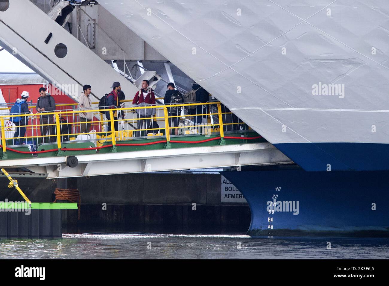 2022-09-26 18:11:11 VELSEN - die ersten Asylbewerber kommen mit der estnischen Kreuzfahrtfähre Silja Europa am Kai des Gewerbeparks Noordwijkermeer an. Das Kreuzschiff wird in den nächsten sechs Monaten als Notunterkunft dienen. ANP OLAF KRAAK niederlande aus - belgien aus Stockfoto
