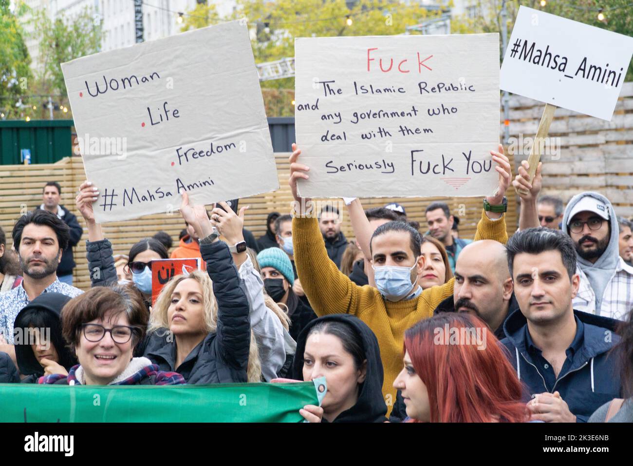 Manchester, Großbritannien, 25 Septemb3er 2022: In den Picadilly Gardens in Manchester protestierten etwa zweihundert iranische Expatriates gegen die aktuelle iranische Regierung und forderten einen Regimewechsel. Die Demonstranten schwenkten die alte iranische vorrevolutionäre Flagge und skandierten den Namen von Mahsa Amini, die kürzlich von der iranischen Revolutionsgarde getötet wurde, weil sie ihre Haare nicht bedeckt hatte. Anna Watson/Alamy Live News Stockfoto