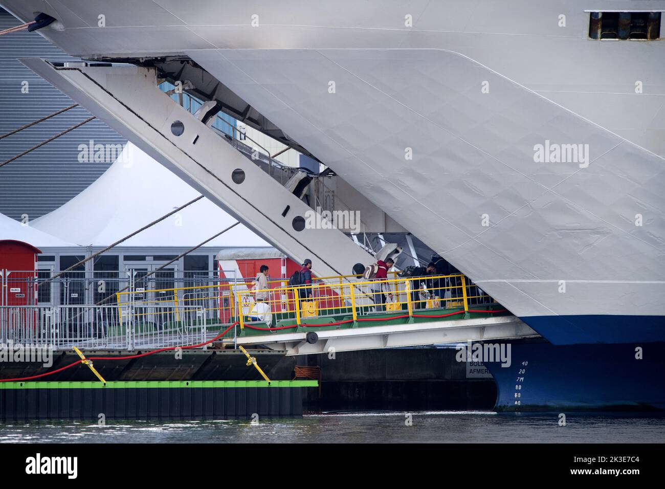 2022-09-26 18:10:13 VELSEN - die ersten Asylbewerber kommen mit der estnischen Kreuzfahrtfähre Silja Europa am Kai des Gewerbeparks Noordwijkermeer an. Das Kreuzschiff wird in den nächsten sechs Monaten als Notunterkunft dienen. ANP OLAF KRAAK niederlande aus - belgien aus Stockfoto