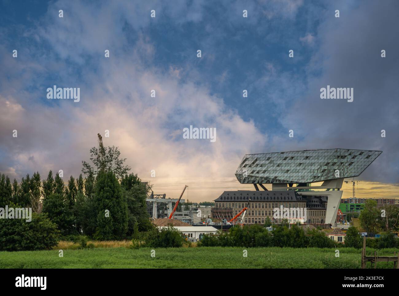 Antwerpen, Flandern, Belgien - 10. Juli 2022: Nahe Siberiabrug. Historische und moderne Architektur kombiniert Schaffung Port Authority Gebäude unter sunri Stockfoto