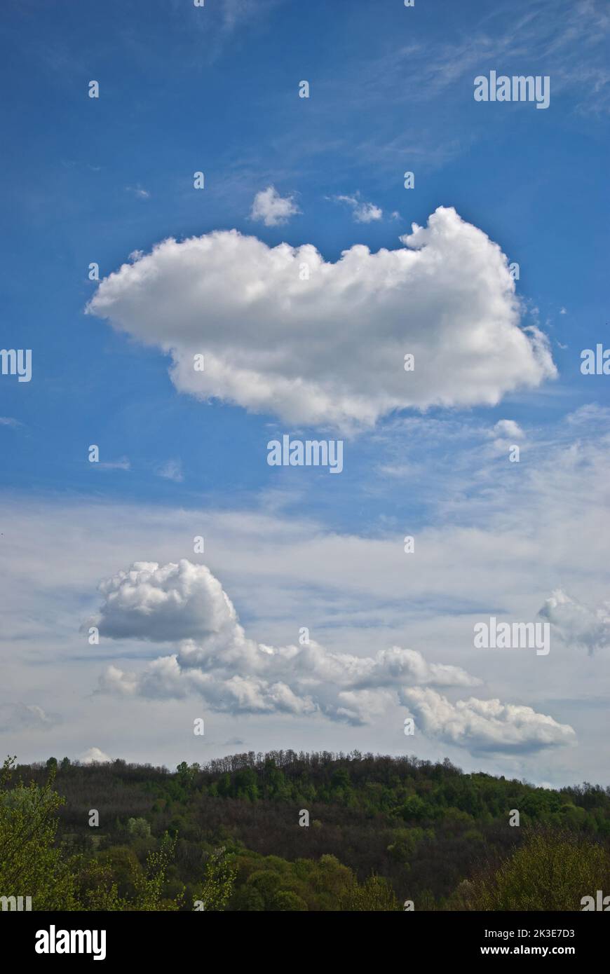 Landschaft mit Bergen, blauem Himmel und Wolken în Parang-Gebirge, Rumänien Stockfoto