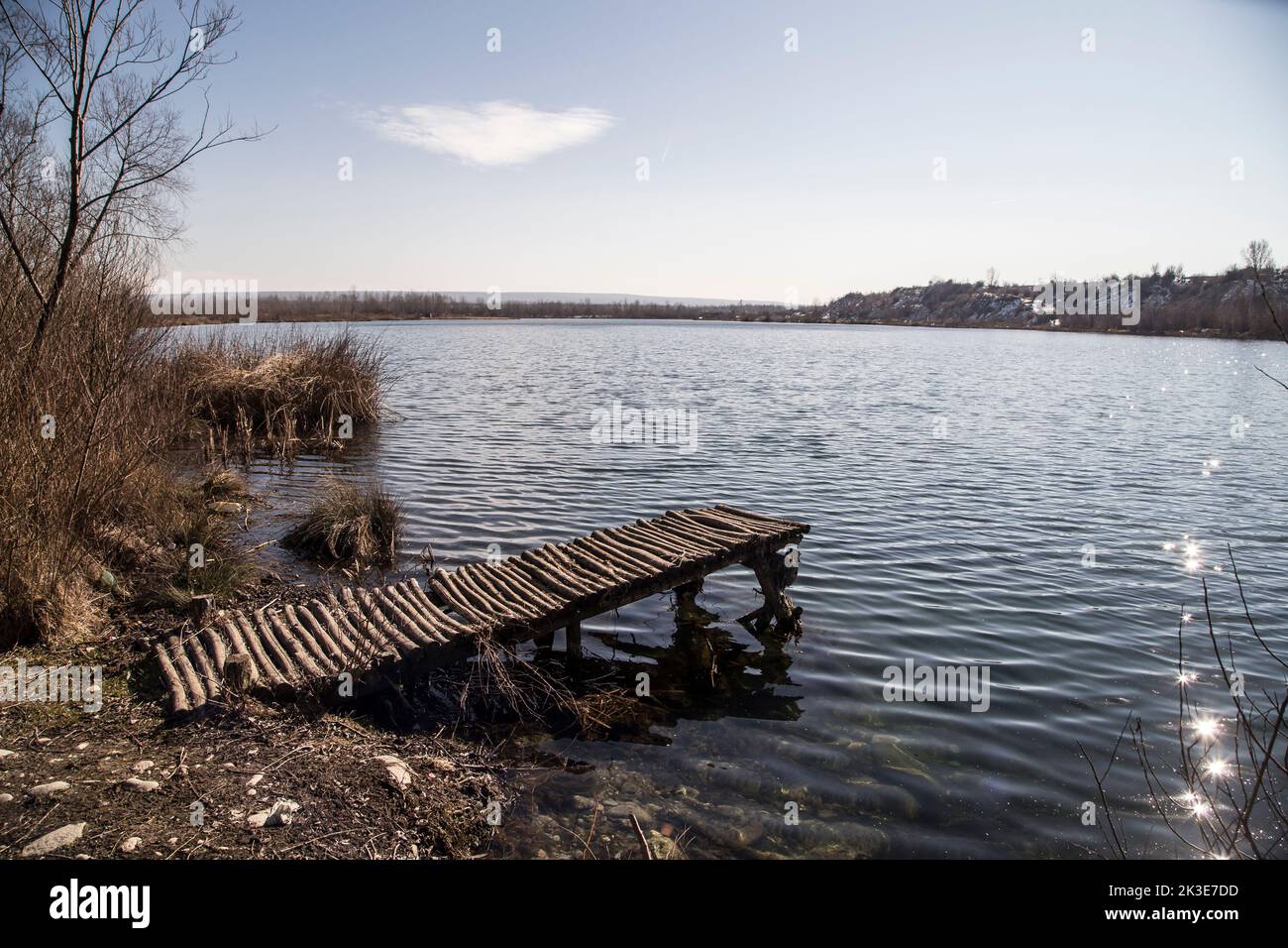 Ponton auf dem See an einem sonnigen Tag Stockfoto