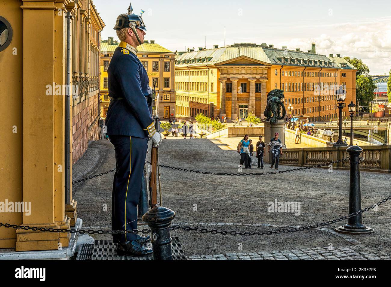 STOCKHOLM, SCHWEDEN - 31. JULI 2022: Wache am königlichen Palast im stadtteil gamla Stan. Stockfoto