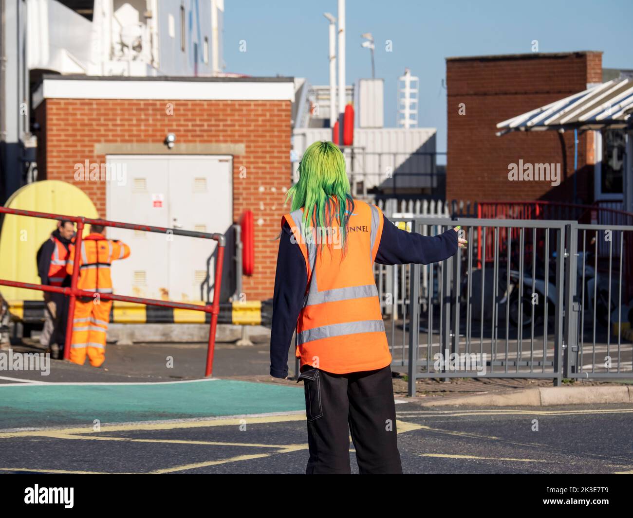 Eine Arbeiterin mit gefärbten Haaren lädt die Cowes zur Fähre nach Southampton auf der Isle of White. Stockfoto