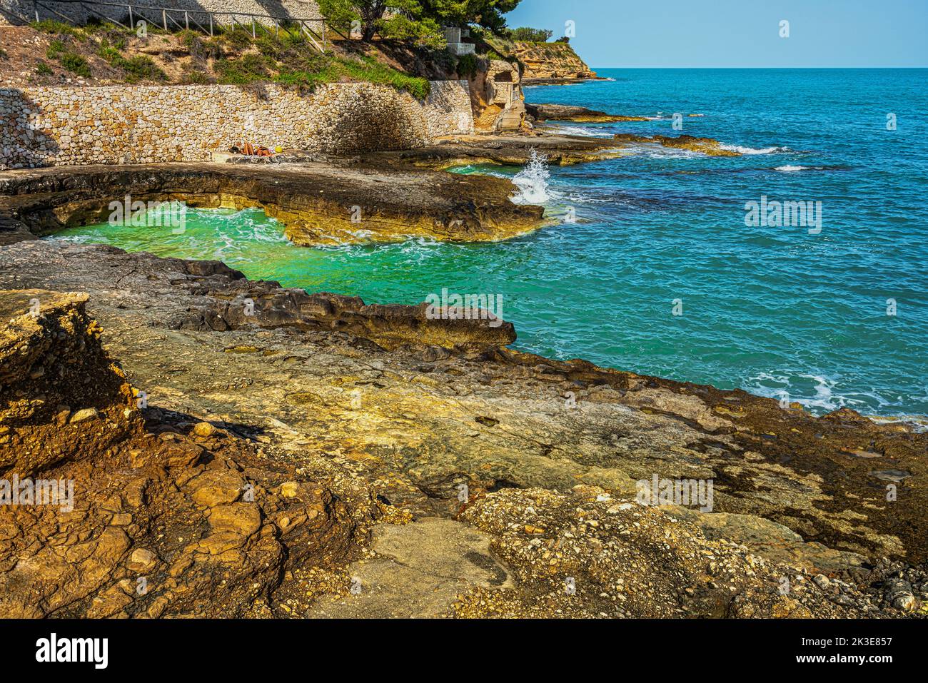 Die Klippen des Strandes von Chianca Masiello mit dem transparenten Meer des Nationalparks Gargano. Monte Sant'Angelo, Provinz Foggia, Apulien, Italien, Europa Stockfoto