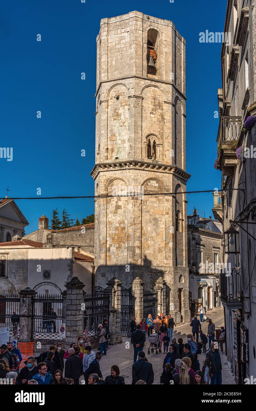 Der Angevin-Turm der Basilika Celeste vor dem Eingang des Heiligtums, das dem Erzengel St. Michael in Monte Sant'Angelo gewidmet ist.Apulien Stockfoto