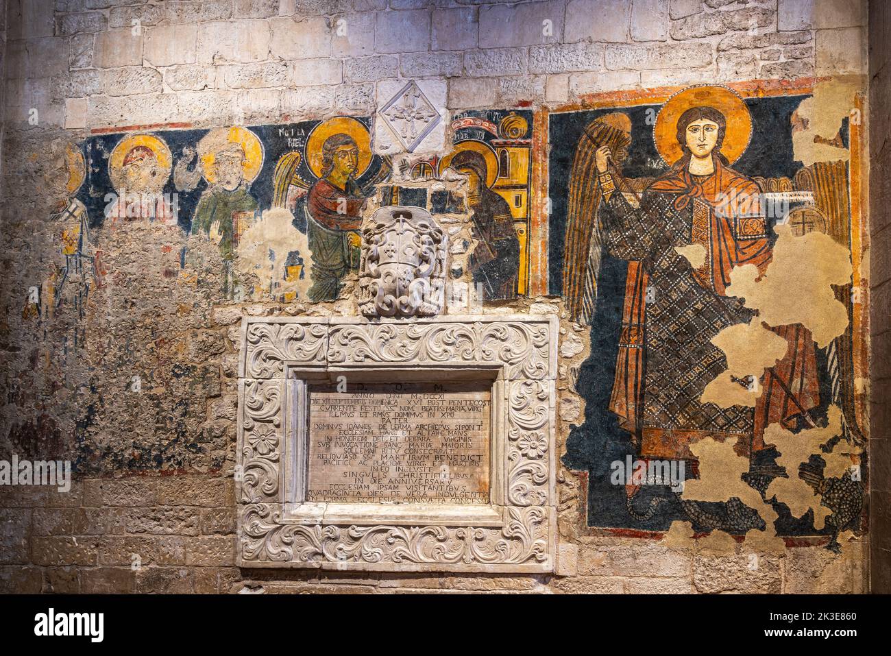 Byzantinische Fresken an den Säulen und Wänden der Kirche Santa Maria Maggiore in Monte Sant'Angelo in Apulien. Monte Sant'Angelo, Apulien Stockfoto