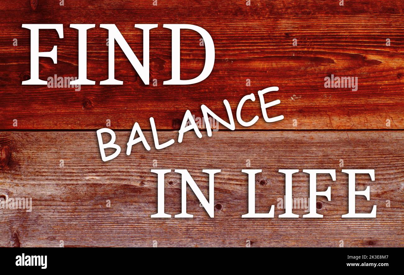 Inspirierendes motivierendes Zitat Finden Sie Balance în Leben, auf Holzgrund. Stockfoto