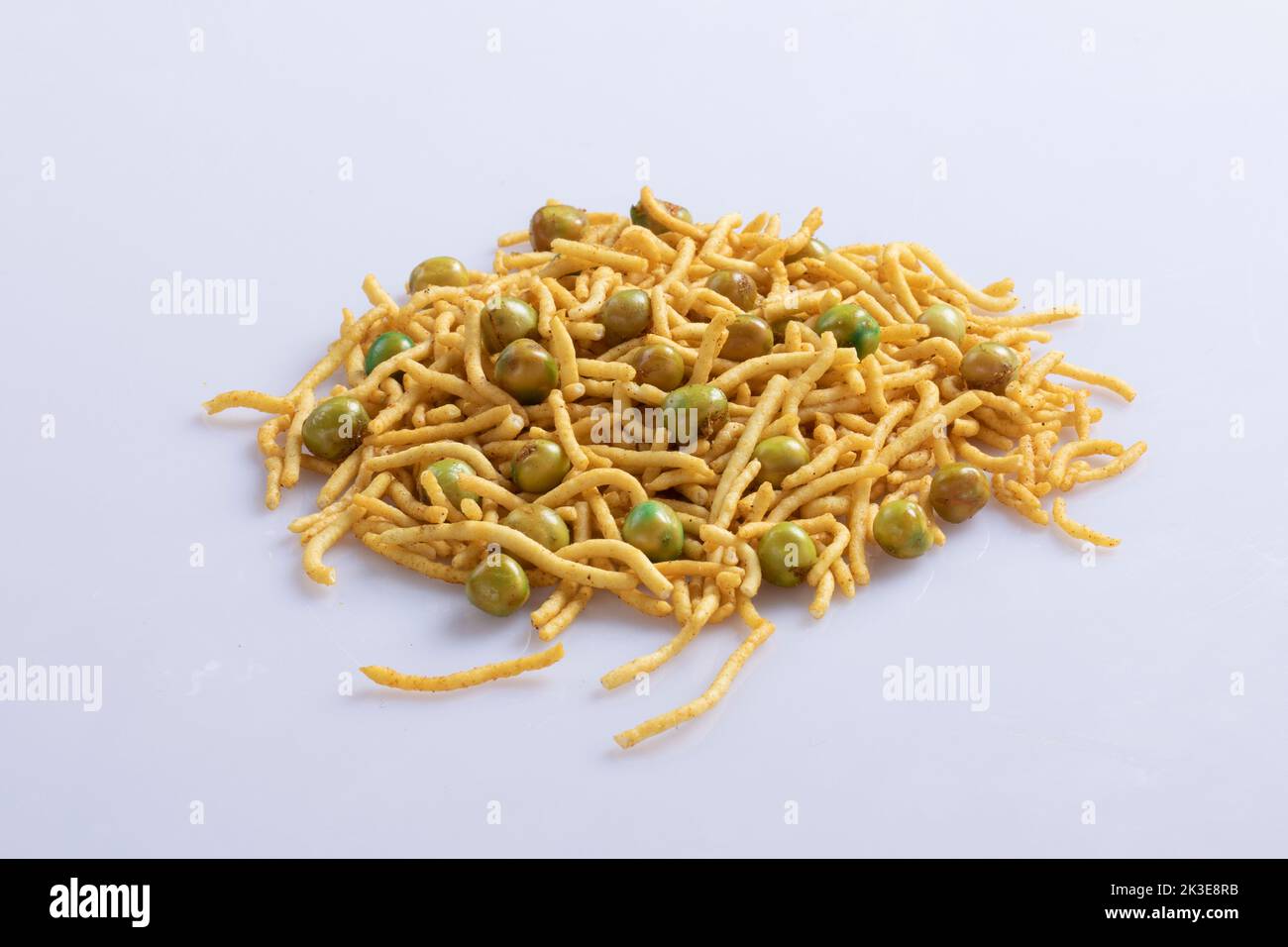 Köstliche indische süße, salzige Snacks „Chanachur“ oder Bombay Mix. Stockfoto