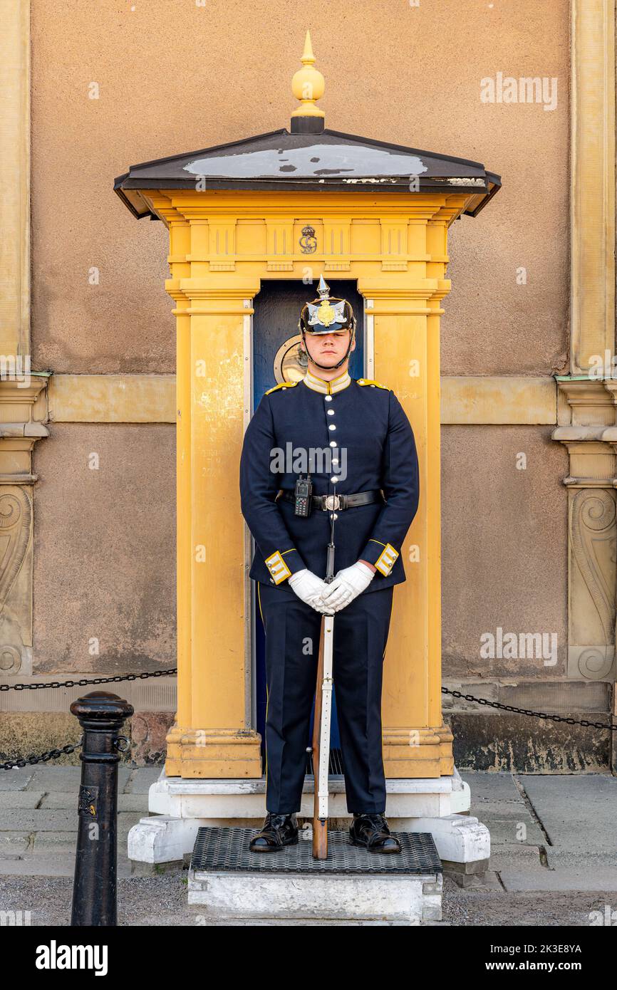 STOCKHOLM, SCHWEDEN - 31. JULI 2022: Wache am königlichen Palast im stadtteil gamla Stan. Stockfoto