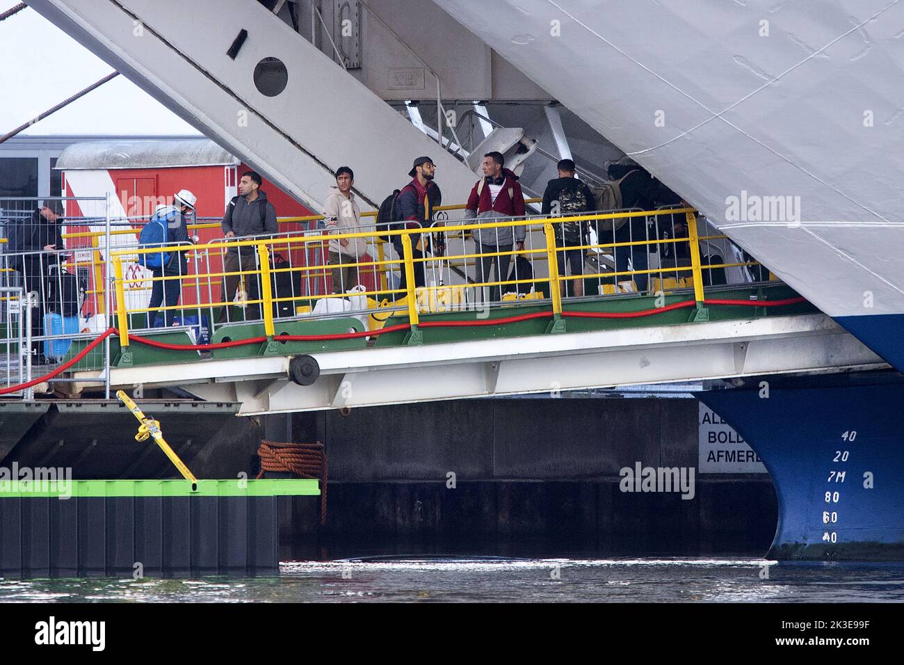 2022-09-26 18:11:07 VELSEN - die ersten Asylbewerber kommen auf der estnischen Kreuzwegfähre Silja Europa am Kai des Gewerbeparks Noordwijkermeer an. Das Kreuzschiff wird in den nächsten sechs Monaten als Notunterkunft dienen. ANP OLAF KRAAK niederlande aus - belgien aus Stockfoto