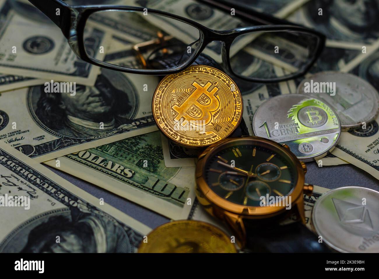 Krypto-Währungsmünze Bitcoin Mit Uhr Stockfotografie - Alamy