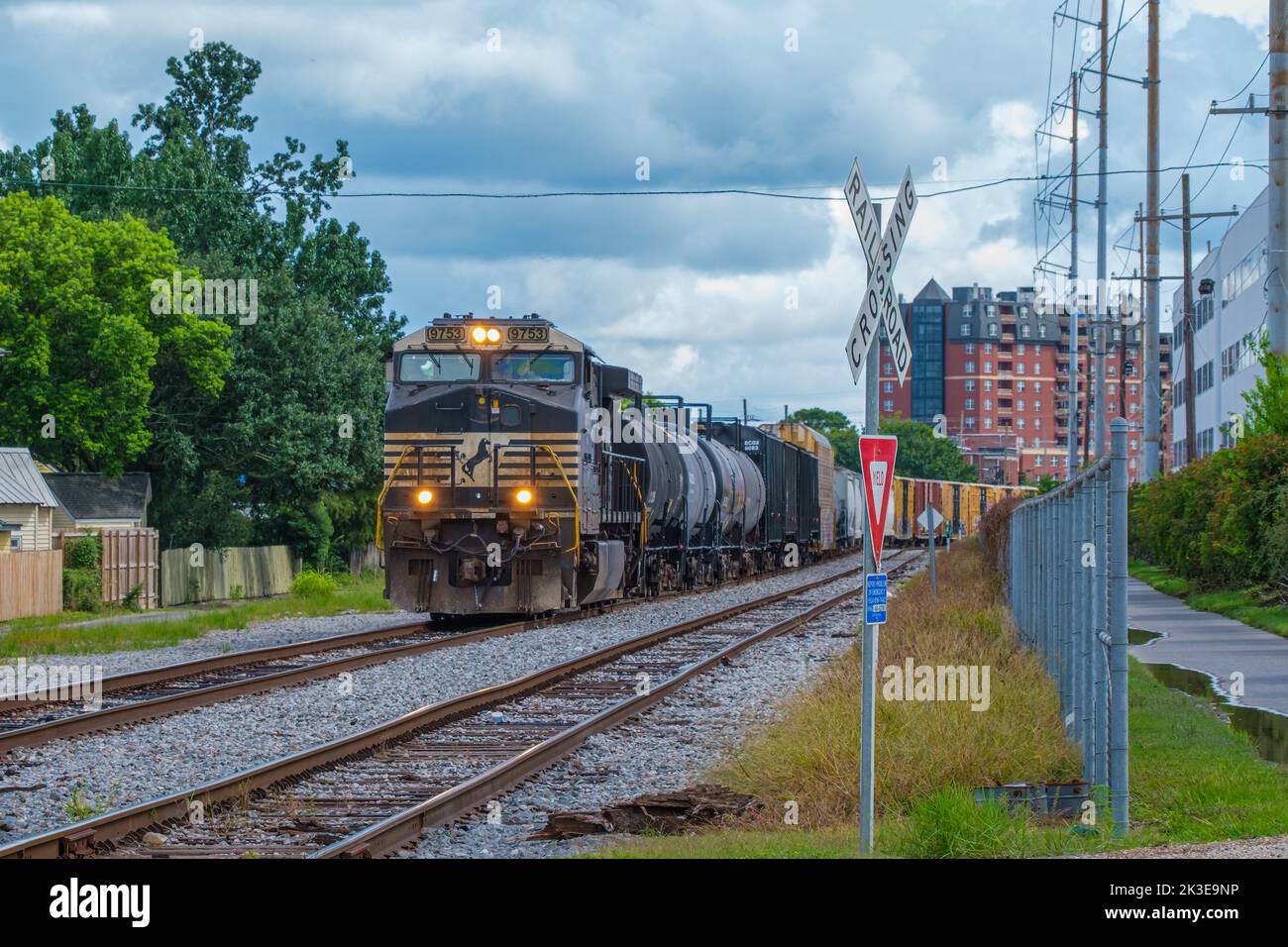 NEW ORLEANS, LA, USA - 12. AUGUST 2022: Norfolk Southern Zug rollt auf den Gleisen in der Nähe des Mississippi Levee in Uptown Nachbarschaft Stockfoto