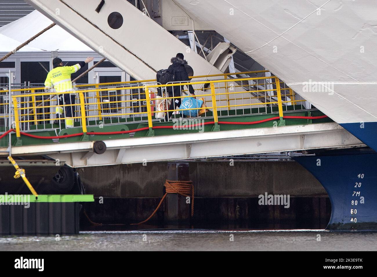 2022-09-26 17:53:45 VELSEN - die ersten Asylbewerber kommen auf der estnischen Kreuzwegfähre Silja Europa am Kai des Gewerbeparks Noordwijkermeer an. Das Kreuzschiff wird in den nächsten sechs Monaten als Notunterkunft dienen. ANP OLAF KRAAK niederlande aus - belgien aus Stockfoto