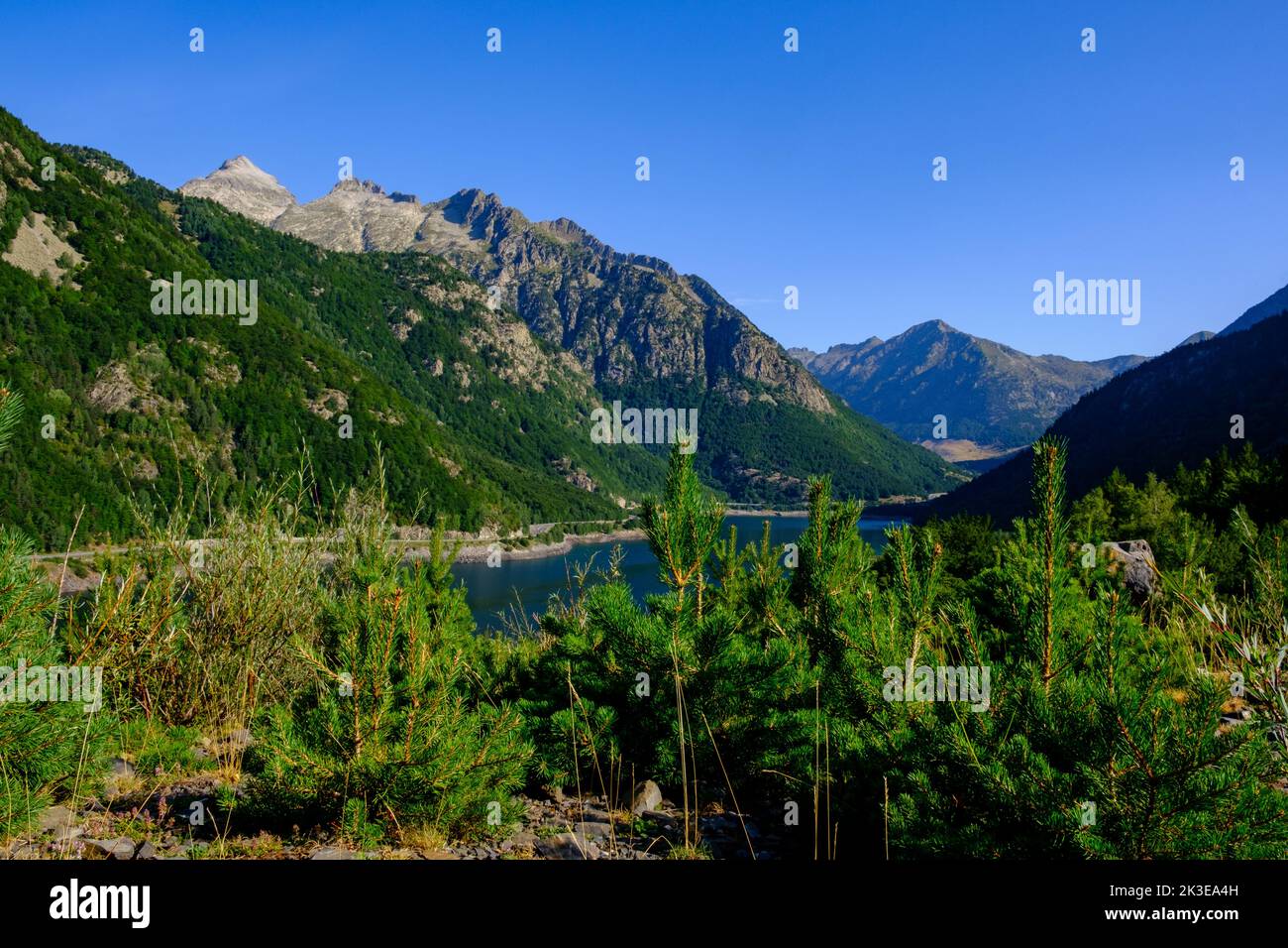 Damm und See von Bazerca, Pyrenäen, Spanien Stockfoto