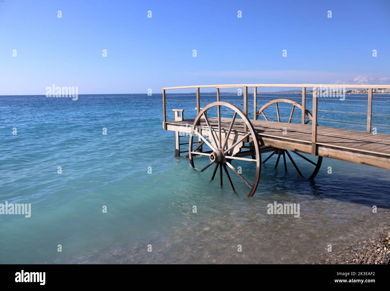 Blick auf einen Badeponton am Mittelmeer am Ruhl Plage entlang der Promenade des Anglais in Nizza an der französischen Riviera. Stockfoto