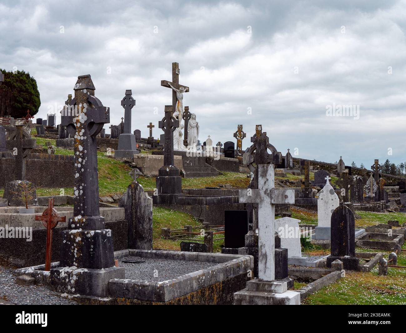 West Cork, Irland, 2. Mai 2022. Ein alter katholischer Friedhof an einem bewölkten Frühlingstag. Steingrabsteine. Friedhof von Darrara in Cork County of Ireland. Stockfoto