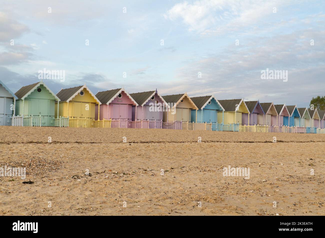 Die Strandhütten in West Mersea auf Mersea Island in Essex, eine Reihe sehr hübscher pastellfarbener Hütten, die bei Einheimischen und Besuchern sehr beliebt sind Stockfoto
