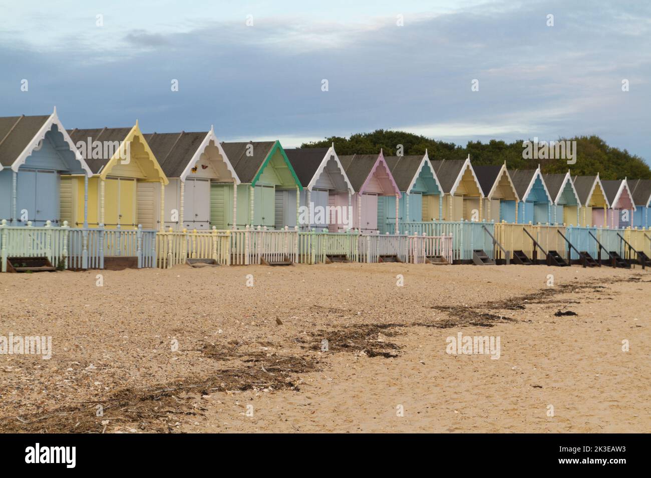 Die Strandhütten in West Mersea auf Mersea Island in Essex, eine Reihe sehr hübscher pastellfarbener Hütten, die bei Einheimischen und Besuchern sehr beliebt sind Stockfoto